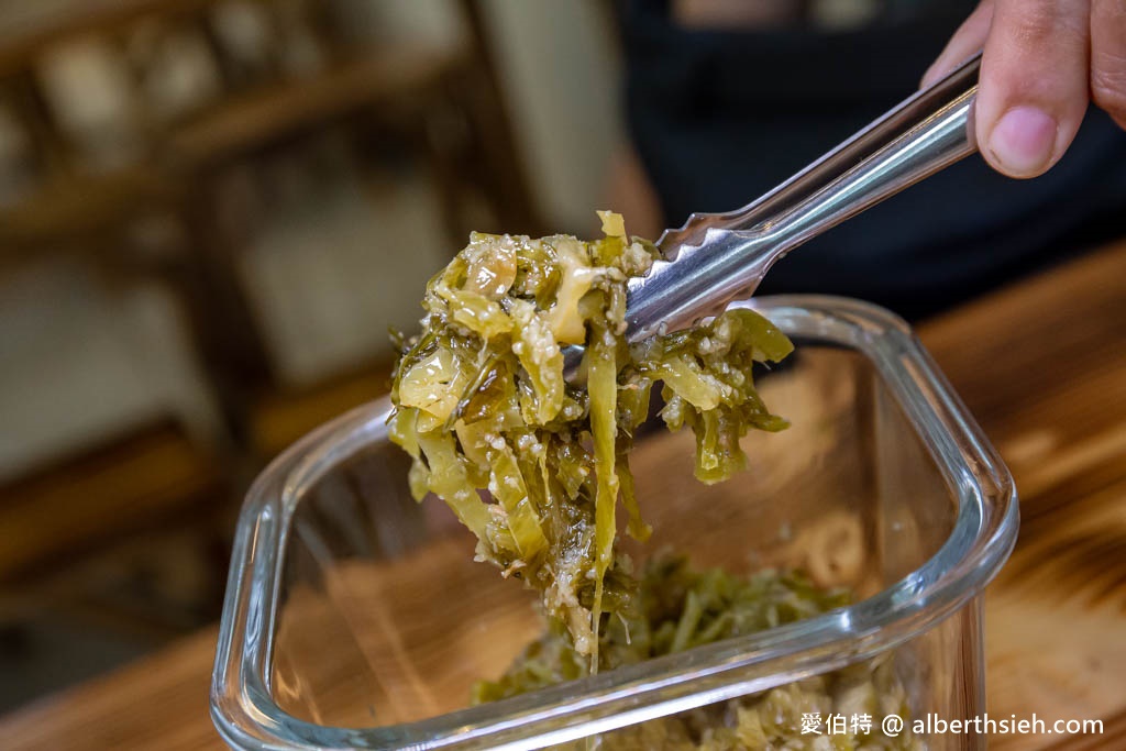 金榜拌麵.桃園龜山迴龍龍華科大美食推薦(份量超足的乾拌麵蒜香滿分!內用豬骨牛肉清湯隨你喝!) @愛伯特