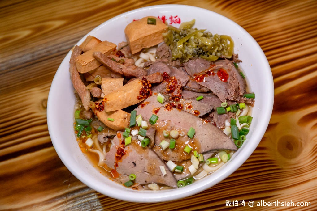 金榜拌麵．桃園龜山迴龍龍華科大美食推薦（份量超足的乾拌麵蒜香滿分！內用豬骨牛肉清湯隨你喝！） @愛伯特