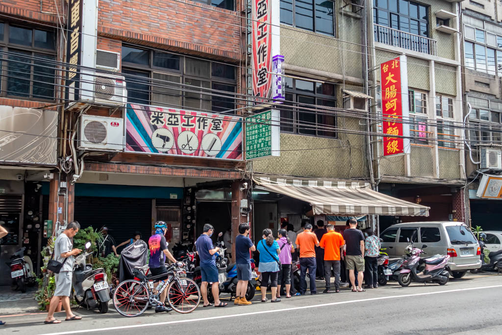 桃園早餐．台北大腸蚵仔麵線(建國路麵線)（後火車站的人氣排隊店） @愛伯特