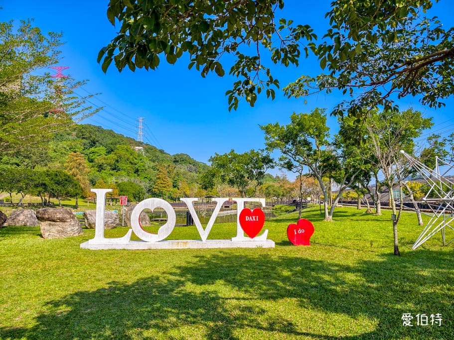 桃園大溪河濱公園落羽松｜大草坪悠閒野餐、共融遊具、愛心造景 @愛伯特