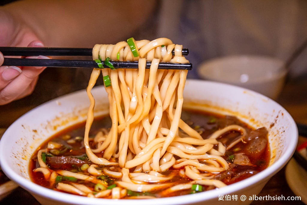 新竹新豐美食．老兄牛肉麵（超人氣濃醇香蒜味紅燒重口味湯頭，油豆腐好吃喔） @愛伯特