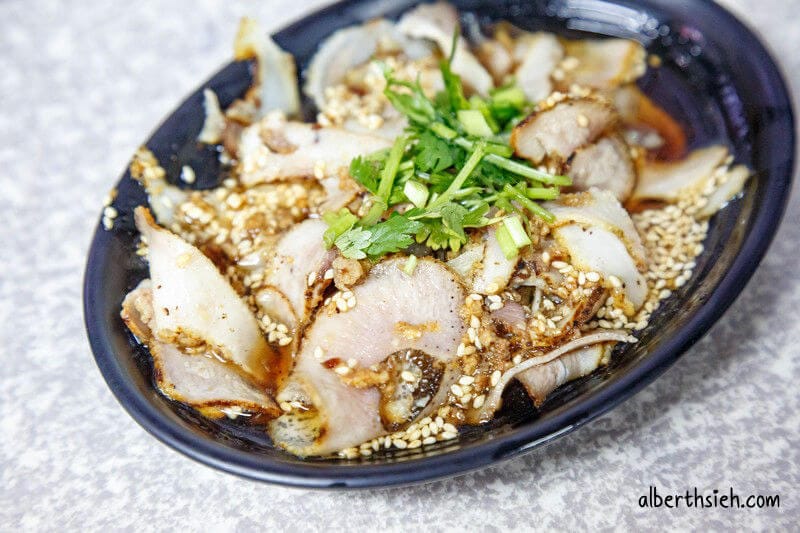 國旗屋米干．桃園龍岡忠貞市場美食（火燒涼拌大薄片脆口香氣足好吃）