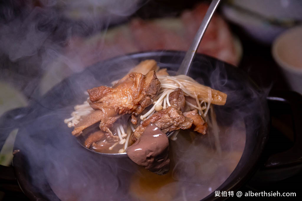 阿芳羊肉爐．桃園龍岡羊肉爐推薦（炭火煮湯頭溫潤，免費多多冰品，忠貞市場旁） @愛伯特