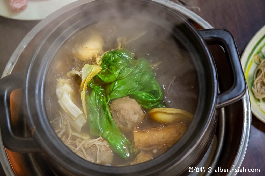 阿芳羊肉爐．桃園龍岡羊肉爐推薦（炭火煮湯頭溫潤，免費多多冰品，忠貞市場旁） @愛伯特