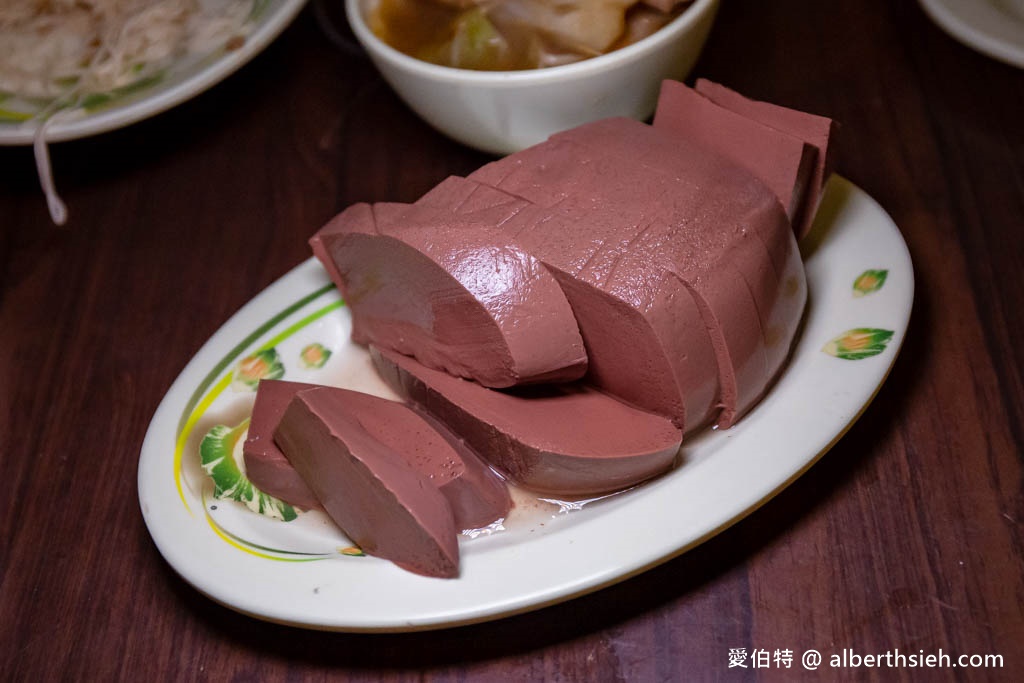 阿芳羊肉爐．桃園龍岡羊肉爐推薦（炭火煮湯頭溫潤，免費多多冰品，忠貞市場旁） @愛伯特