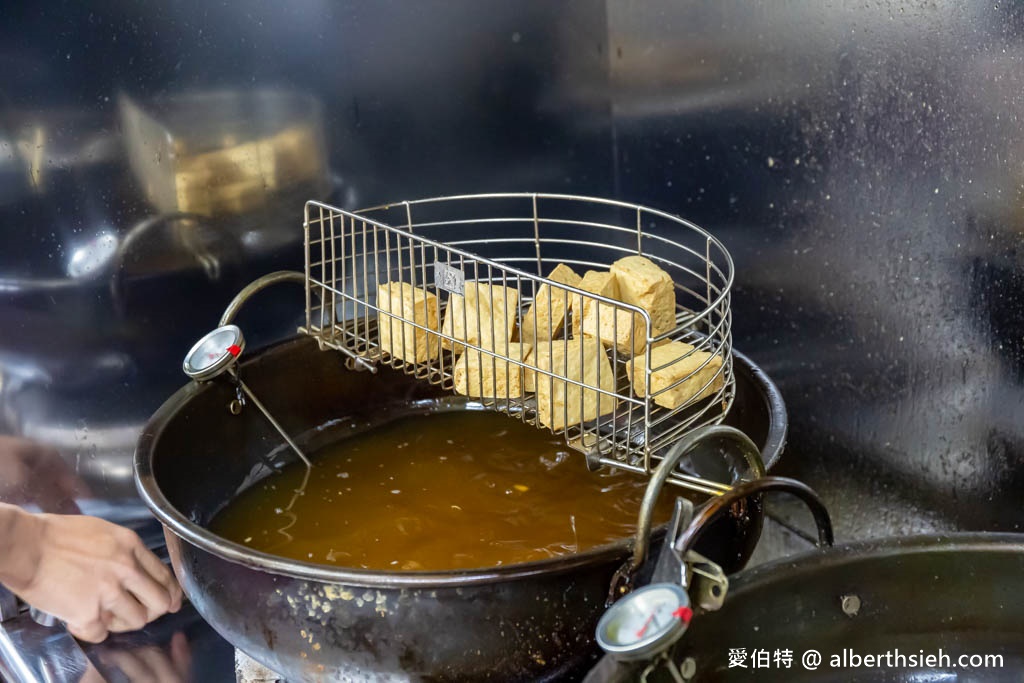 桃園中原夜市美食推薦．老牌脆皮臭豆腐（外酥內嫩的臭豆腐超讚，麻辣鴨血柔嫩好滋味） @愛伯特