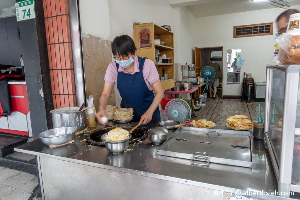 桃鶯路傳統早餐無名蛋餅｜桃園後站美食推薦粉漿蛋餅，外酥脆內軟Q