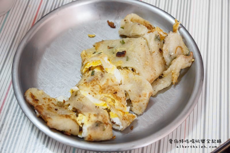 桃鶯路傳統早餐無名蛋餅｜桃園後站美食推薦粉漿蛋餅，外酥脆內軟Q