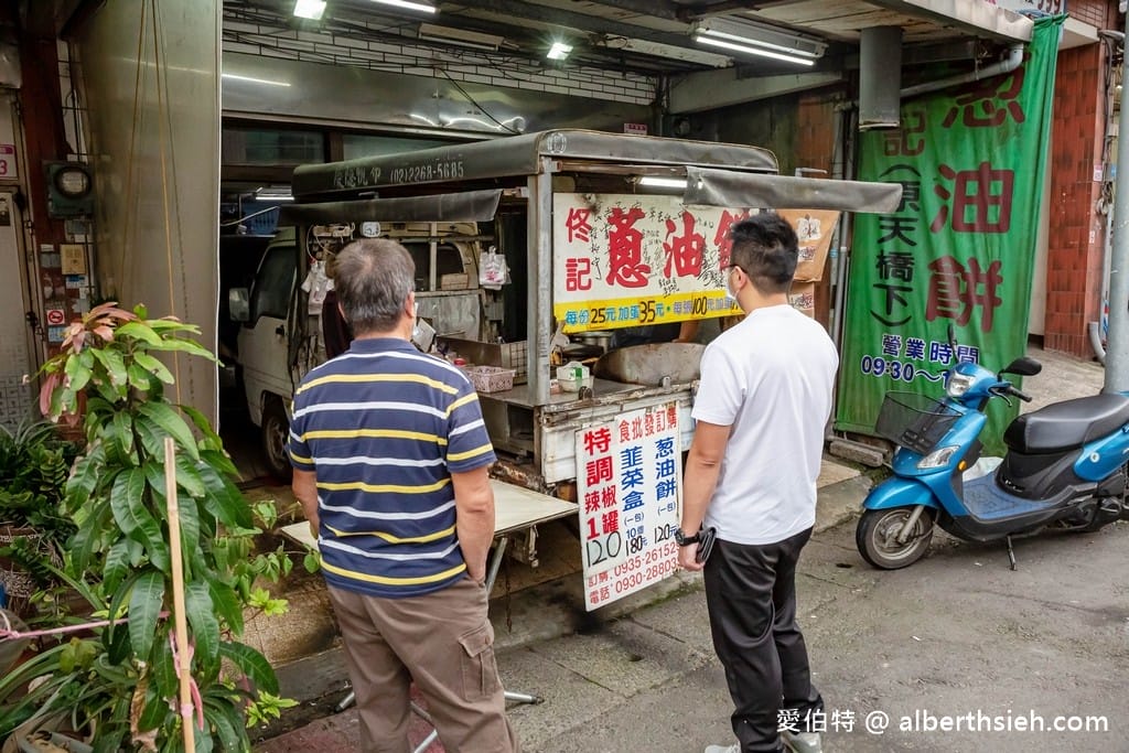 桃園龍潭美食午茶推薦｜佟記蔥油餅韭菜盒，乾爽不油膩帶點麵香