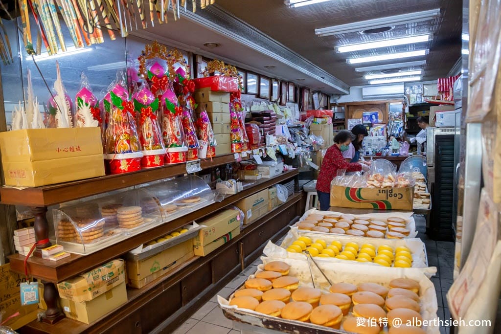 新莊廟街美食伴手禮｜老順香餅店，鹹光餅、黃金鳳梨酥必買