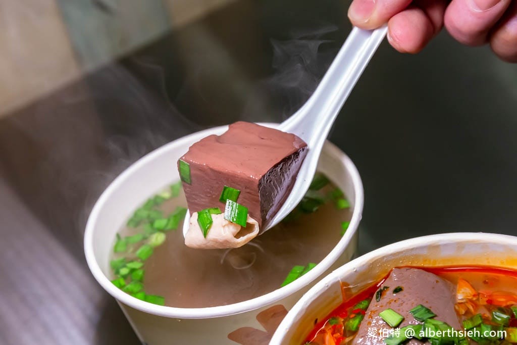 桃園中原夜市美食推薦．老牌脆皮臭豆腐（外酥內嫩的臭豆腐超讚，麻辣鴨血柔嫩好滋味）