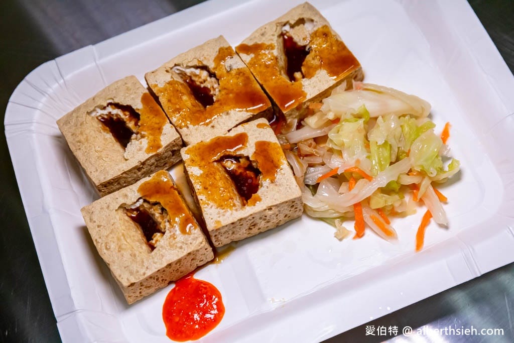 桃園中原夜市美食推薦．老牌脆皮臭豆腐（外酥內嫩的臭豆腐超讚，麻辣鴨血柔嫩好滋味）