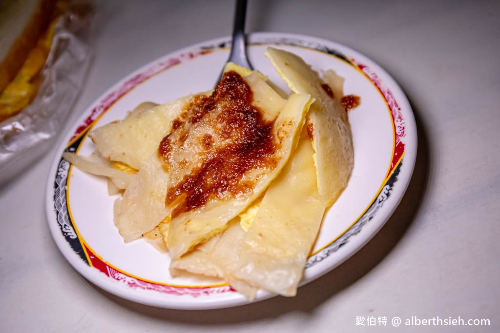 豆奶宗．台南宵夜早餐推薦（價格便宜，豆奶好喝，沙茶蛋餅有特色） @愛伯特