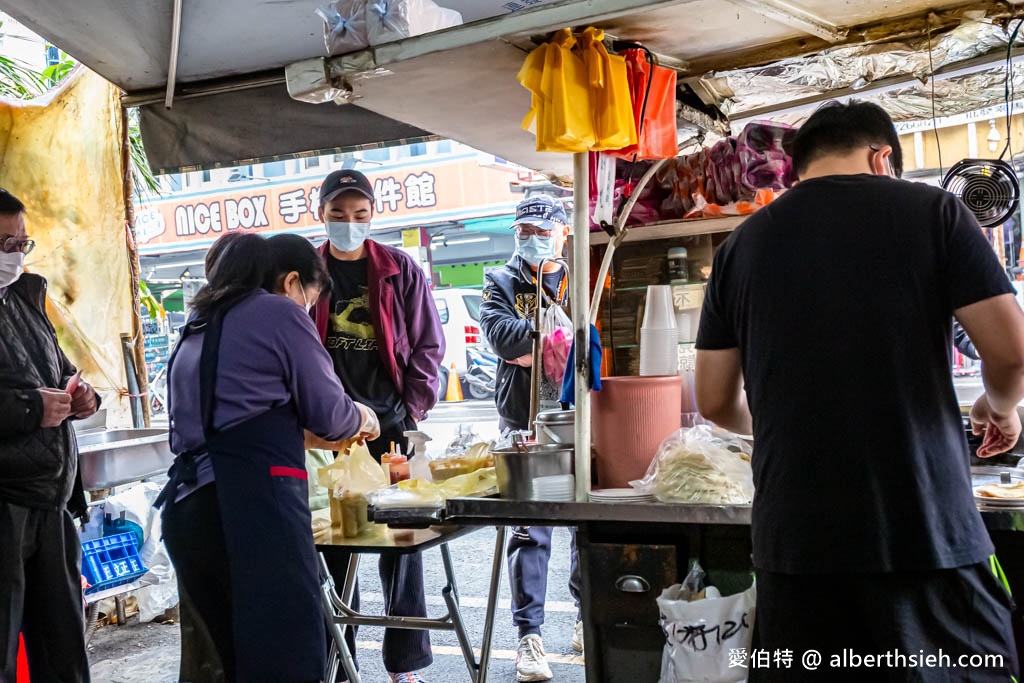 豆奶宗．台南宵夜早餐推薦（價格便宜，豆奶好喝，沙茶蛋餅有特色） @愛伯特