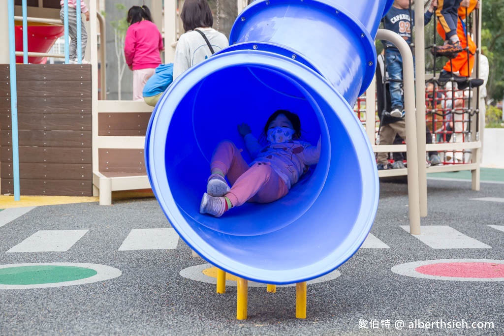 桃園親子景點推薦|平鎮文化公園,交通號誌為主題的溜滑梯攀爬網 @愛伯特