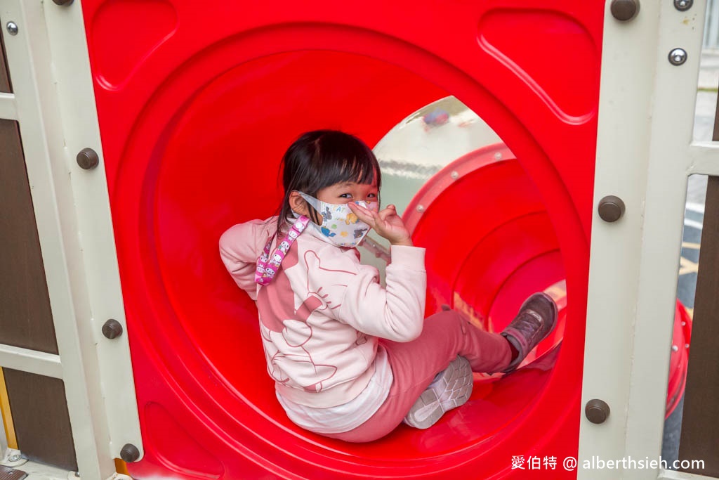 桃園親子景點推薦|平鎮文化公園,交通號誌為主題的溜滑梯攀爬網 @愛伯特