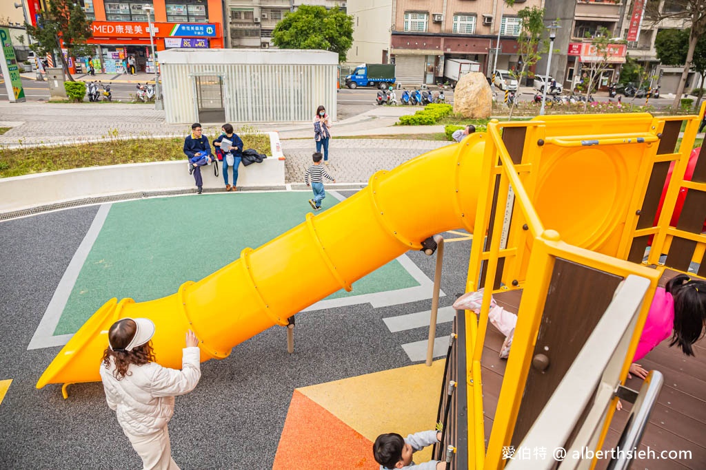 桃園親子景點推薦｜平鎮文化公園，交通號誌為主題的溜滑梯攀爬網 @愛伯特