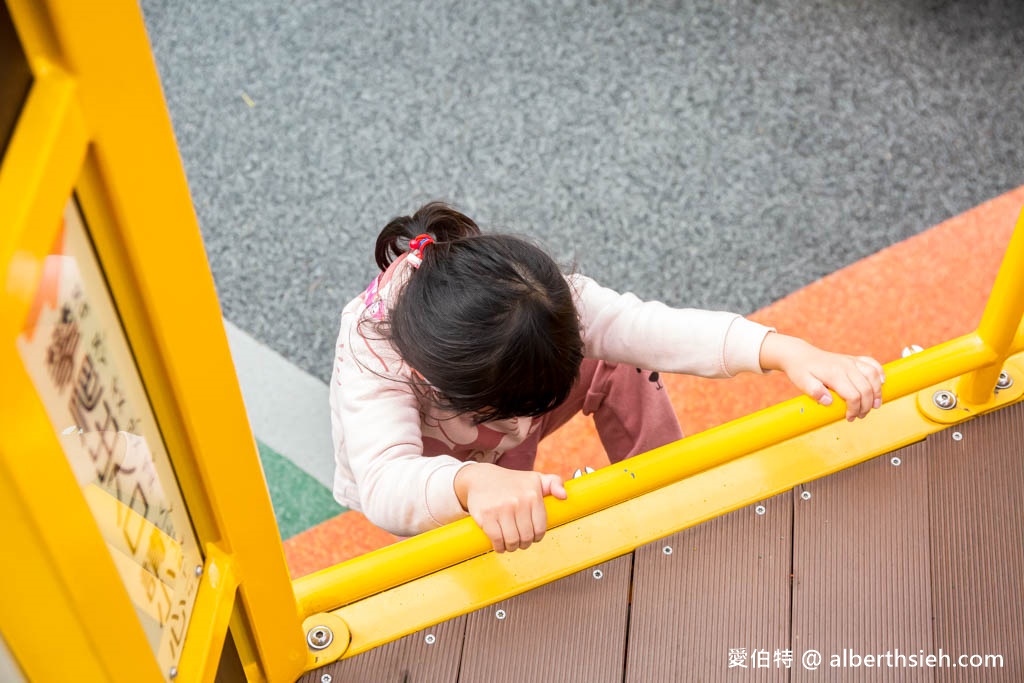 桃園親子景點推薦|平鎮文化公園,交通號誌為主題的溜滑梯攀爬網 @愛伯特