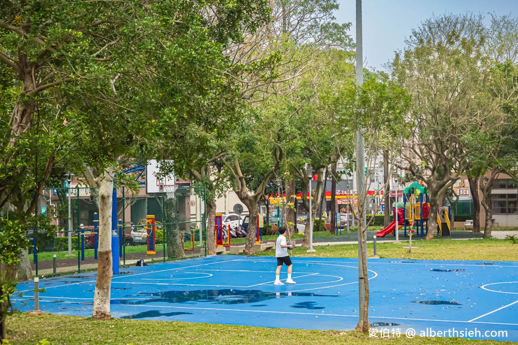 桃園親子景點推薦|平鎮文化公園,交通號誌為主題的溜滑梯攀爬網 @愛伯特