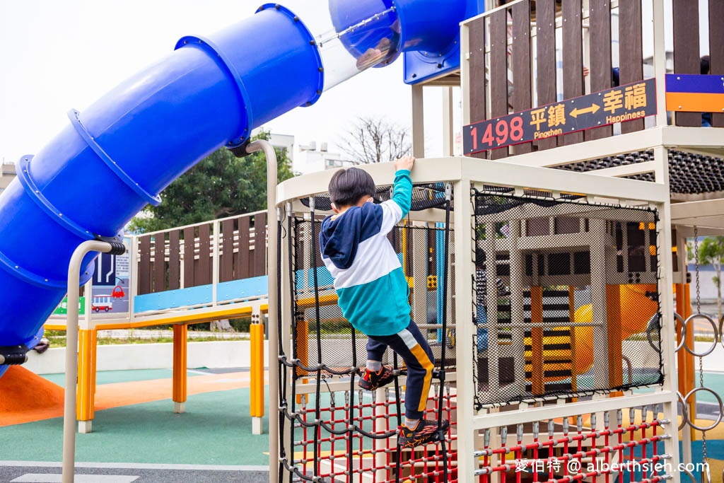 桃園親子景點推薦|平鎮文化公園,交通號誌為主題的溜滑梯攀爬網 @愛伯特