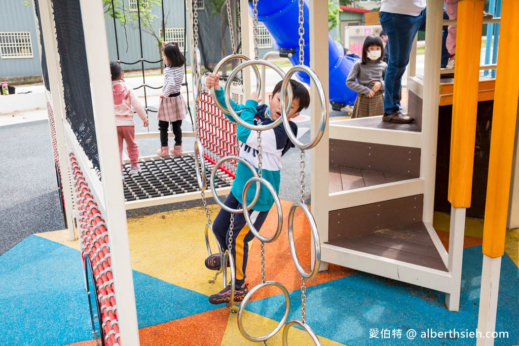 桃園親子景點推薦|平鎮文化公園,交通號誌為主題的溜滑梯攀爬網 @愛伯特