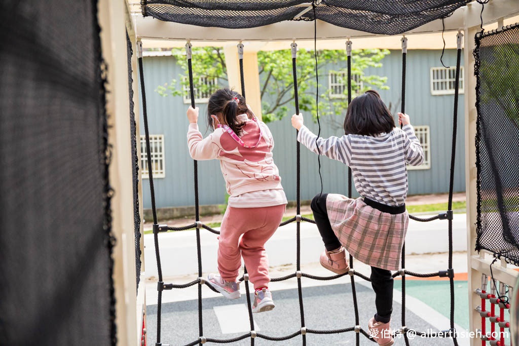 桃園親子景點推薦｜平鎮文化公園，交通號誌為主題的溜滑梯攀爬網 @愛伯特