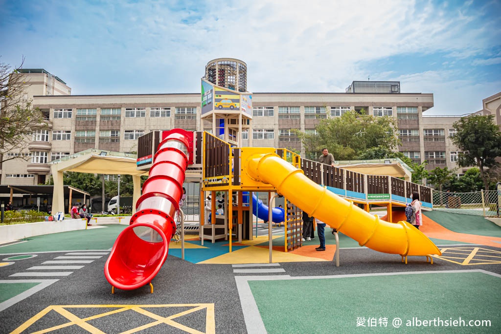 桃園親子景點推薦|平鎮文化公園,交通號誌為主題的溜滑梯攀爬網 @愛伯特
