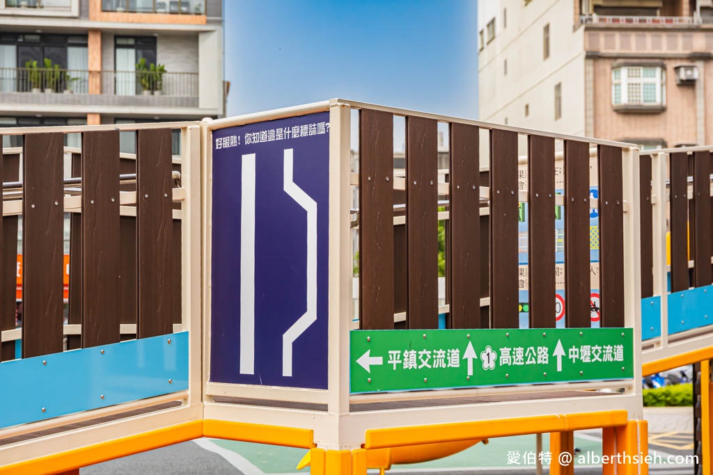 桃園親子景點推薦|平鎮文化公園,交通號誌為主題的溜滑梯攀爬網 @愛伯特