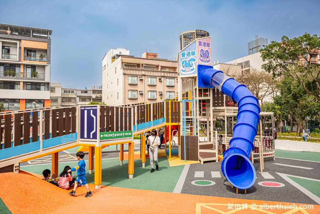 桃園親子景點推薦|平鎮文化公園,交通號誌為主題的溜滑梯攀爬網 @愛伯特