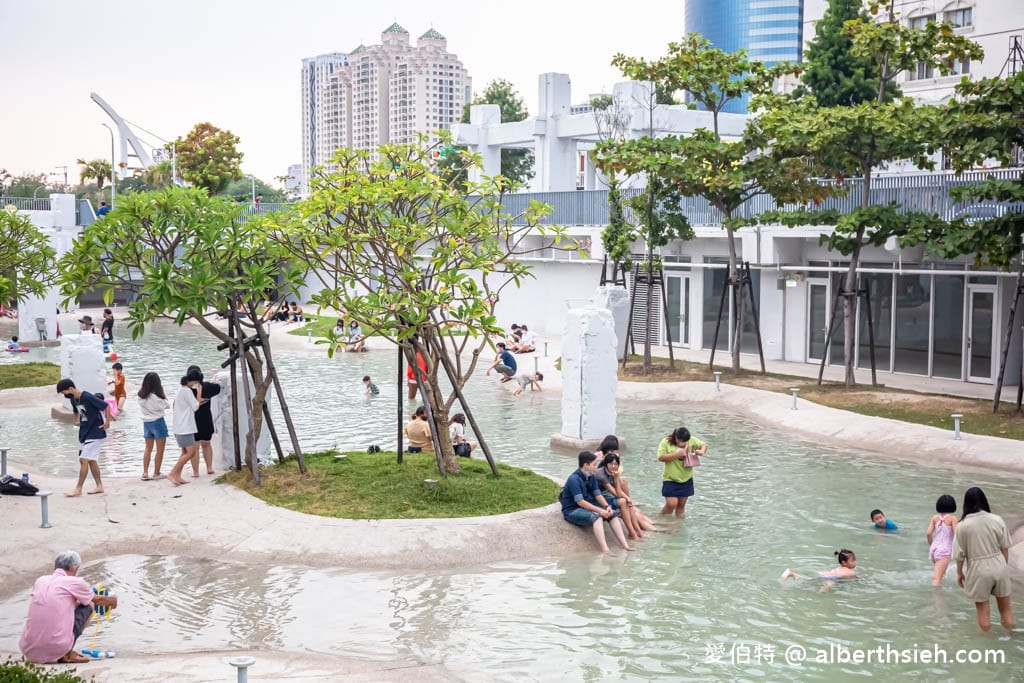 台南免費玩水景點．河樂廣場（絕美潟湖白天免費戲水，晚上約會聖地，世界七大令人期待公園）