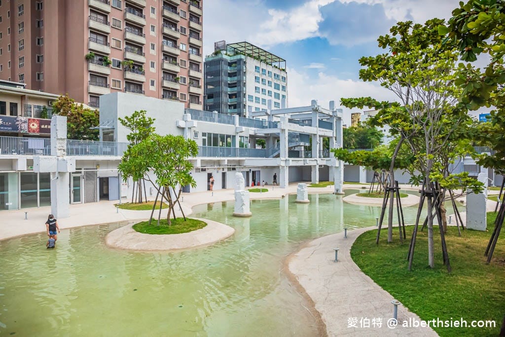 台南免費玩水景點．河樂廣場（絕美潟湖白天免費戲水，晚上約會聖地，世界七大令人期待公園）
