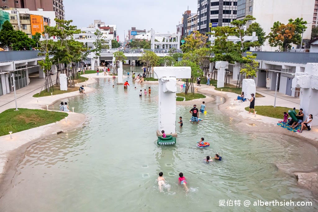 台南免費玩水景點．河樂廣場（絕美潟湖白天免費戲水，晚上約會聖地，世界七大令人期待公園）