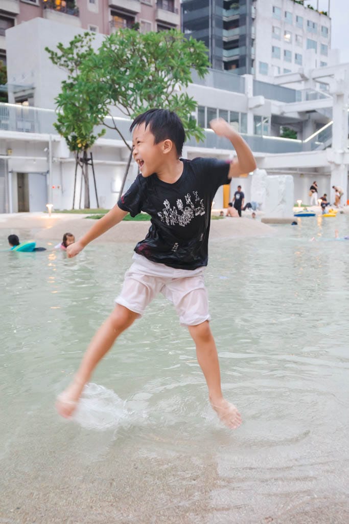台南免費玩水景點．河樂廣場（絕美潟湖白天免費戲水，晚上約會聖地，世界七大令人期待公園）