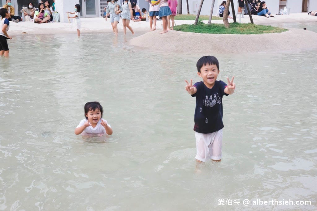 台南免費玩水景點．河樂廣場（絕美潟湖白天免費戲水，晚上約會聖地，世界七大令人期待公園）