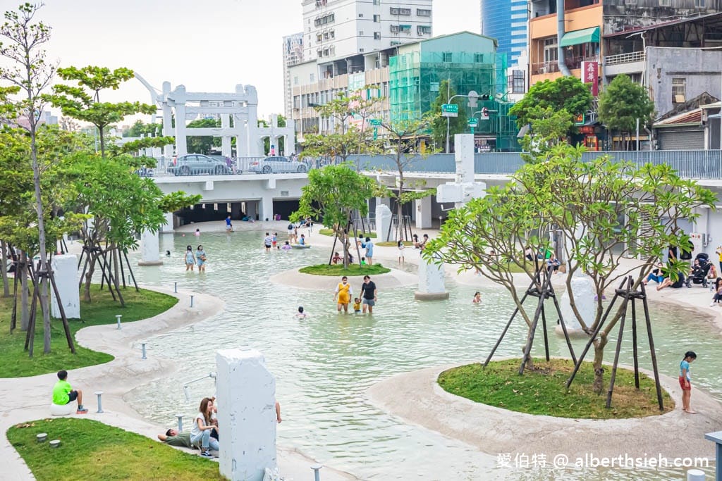 台南免費玩水景點．河樂廣場（絕美潟湖白天免費戲水，晚上約會聖地，世界七大令人期待公園）