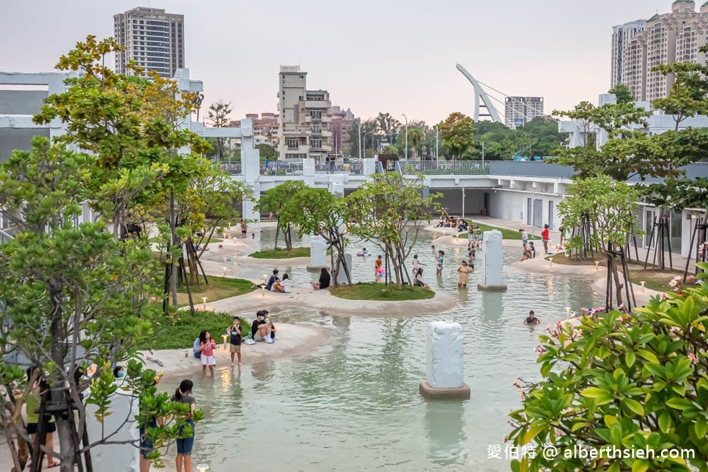 台南免費玩水景點．河樂廣場（絕美潟湖白天免費戲水，晚上約會聖地，世界七大令人期待公園）