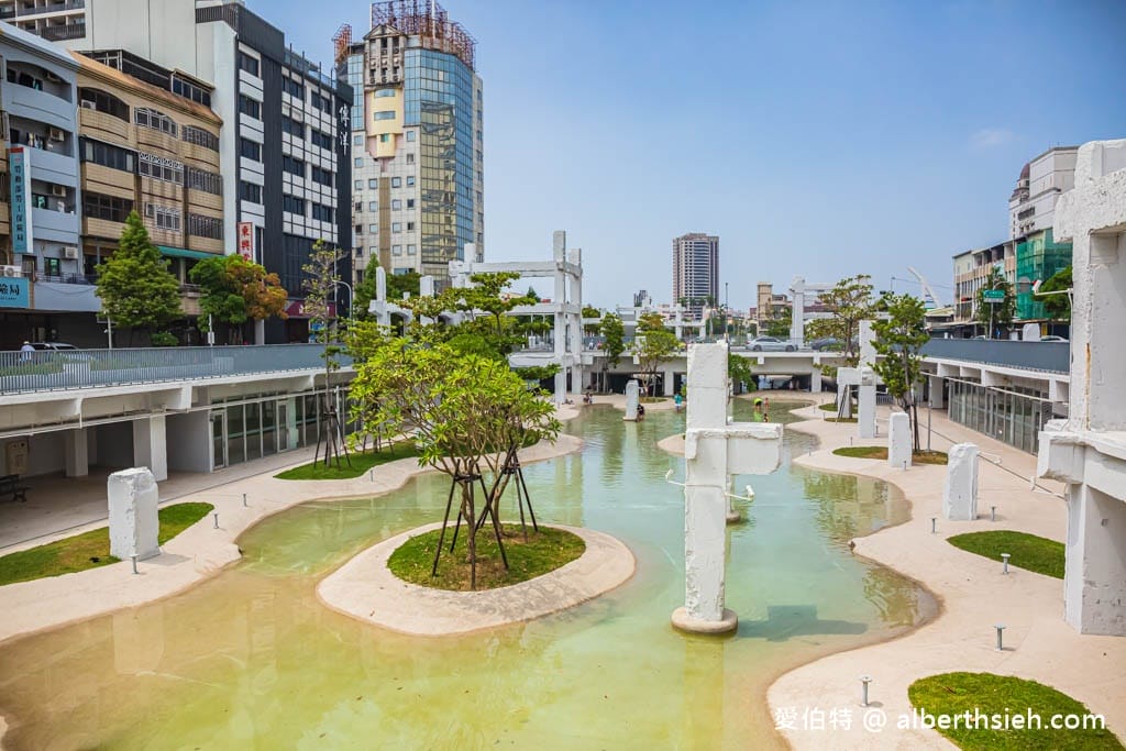 台南免費玩水景點．河樂廣場（絕美潟湖白天免費戲水，晚上約會聖地，世界七大令人期待公園）