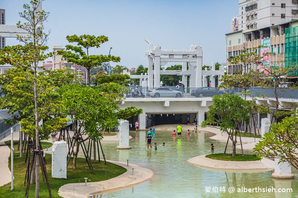 台南免費玩水景點．河樂廣場（絕美潟湖白天免費戲水，晚上約會聖地，世界七大令人期待公園）