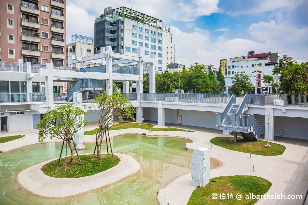 台南免費玩水景點．河樂廣場（絕美潟湖白天免費戲水，晚上約會聖地，世界七大令人期待公園）