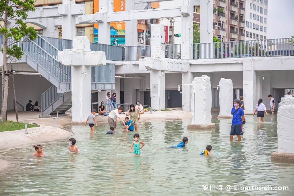 台南免費玩水景點．河樂廣場（絕美潟湖白天免費戲水，晚上約會聖地，世界七大令人期待公園）