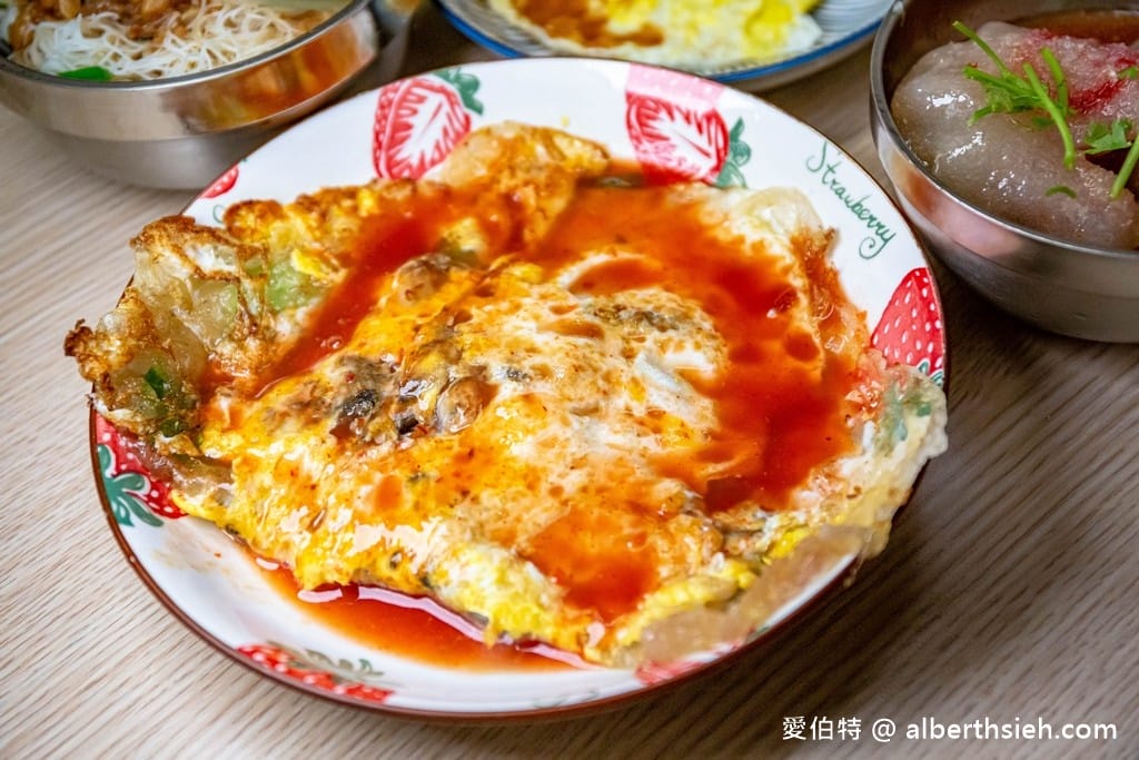 新竹城隍廟美食．香香美食百年老店（蚵仔煎蚵仔的份量多且新鮮，炒米粉肉燥跟蒜泥都很夠味）
