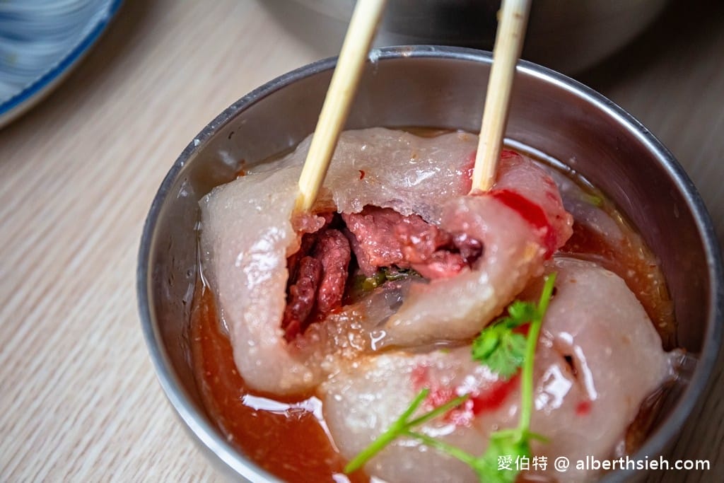 新竹城隍廟美食．香香美食百年老店（蚵仔煎蚵仔的份量多且新鮮，炒米粉肉燥跟蒜泥都很夠味）