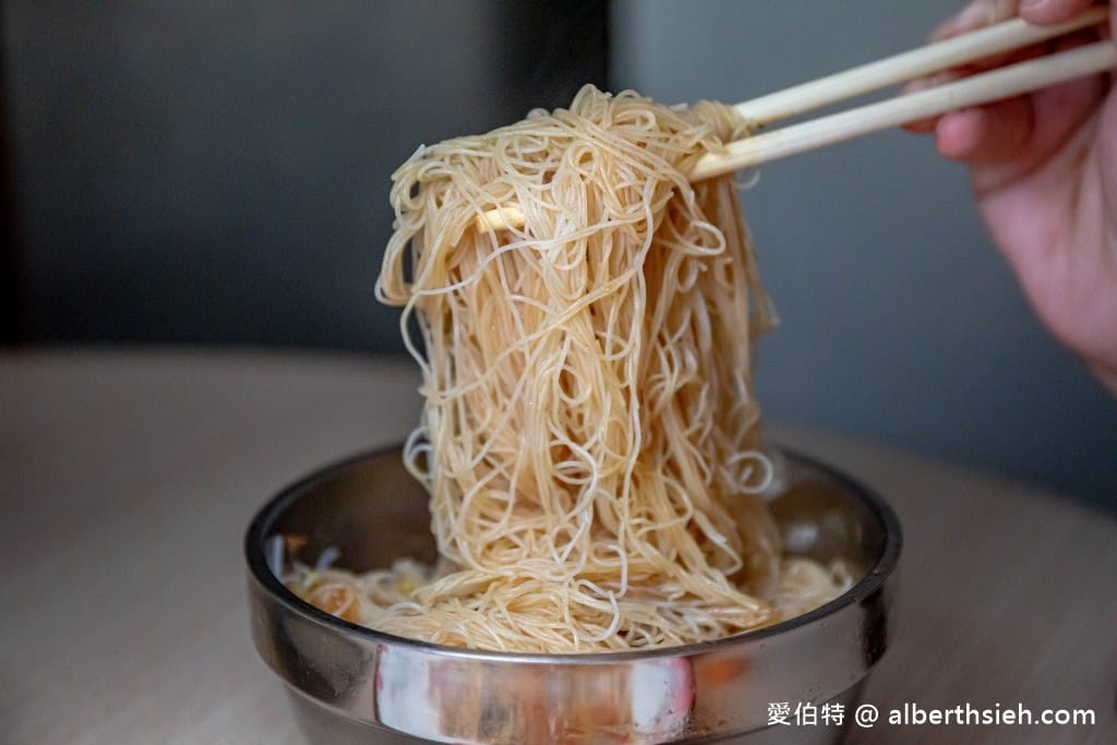 新竹城隍廟美食．香香美食百年老店（蚵仔煎蚵仔的份量多且新鮮，炒米粉肉燥跟蒜泥都很夠味）