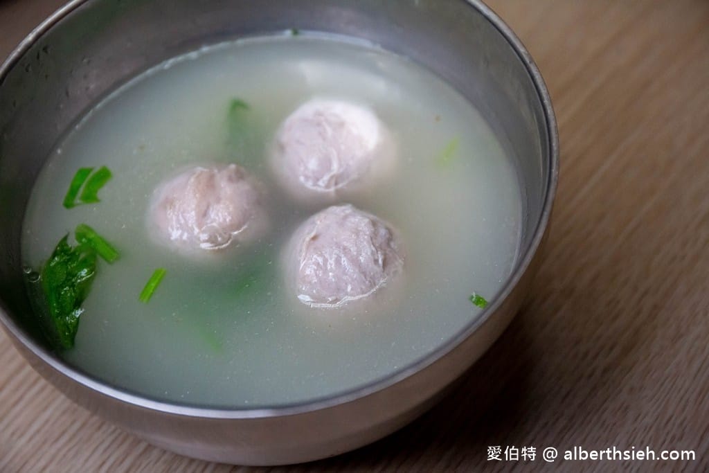 新竹城隍廟美食．香香美食百年老店（蚵仔煎蚵仔的份量多且新鮮，炒米粉肉燥跟蒜泥都很夠味）