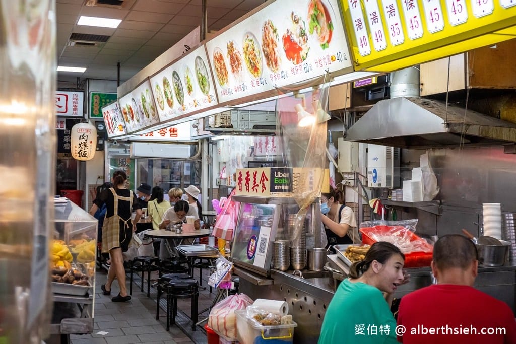 新竹城隍廟美食．香香美食百年老店（蚵仔煎蚵仔的份量多且新鮮，炒米粉肉燥跟蒜泥都很夠味）