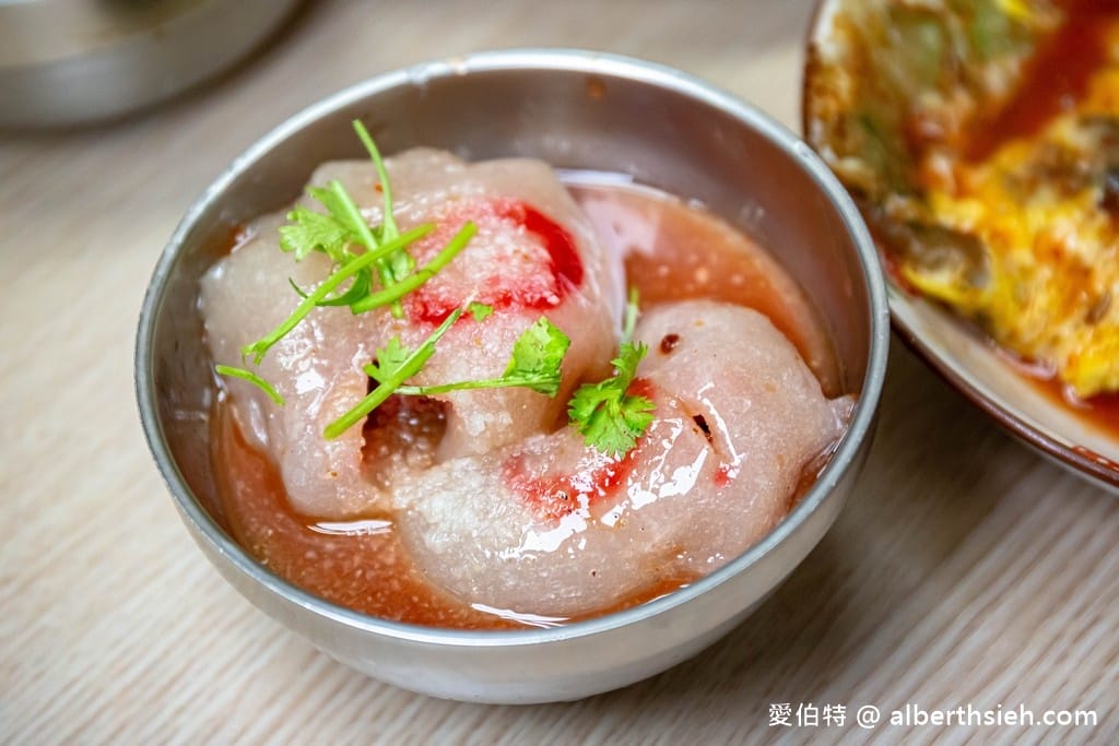 新竹城隍廟美食．香香美食百年老店（蚵仔煎蚵仔的份量多且新鮮，炒米粉肉燥跟蒜泥都很夠味）