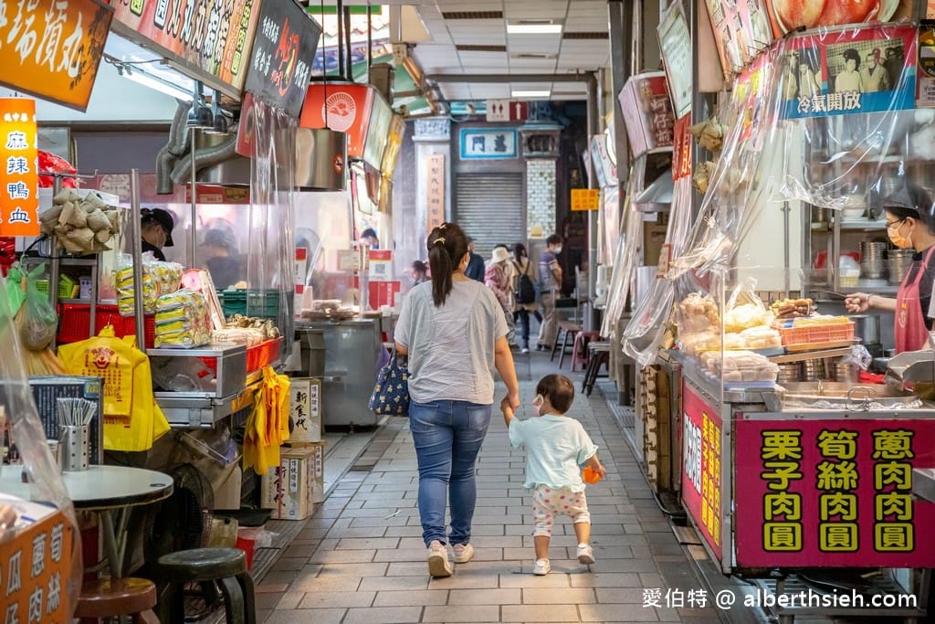 新竹城隍廟美食．香香美食百年老店（蚵仔煎蚵仔的份量多且新鮮，炒米粉肉燥跟蒜泥都很夠味）