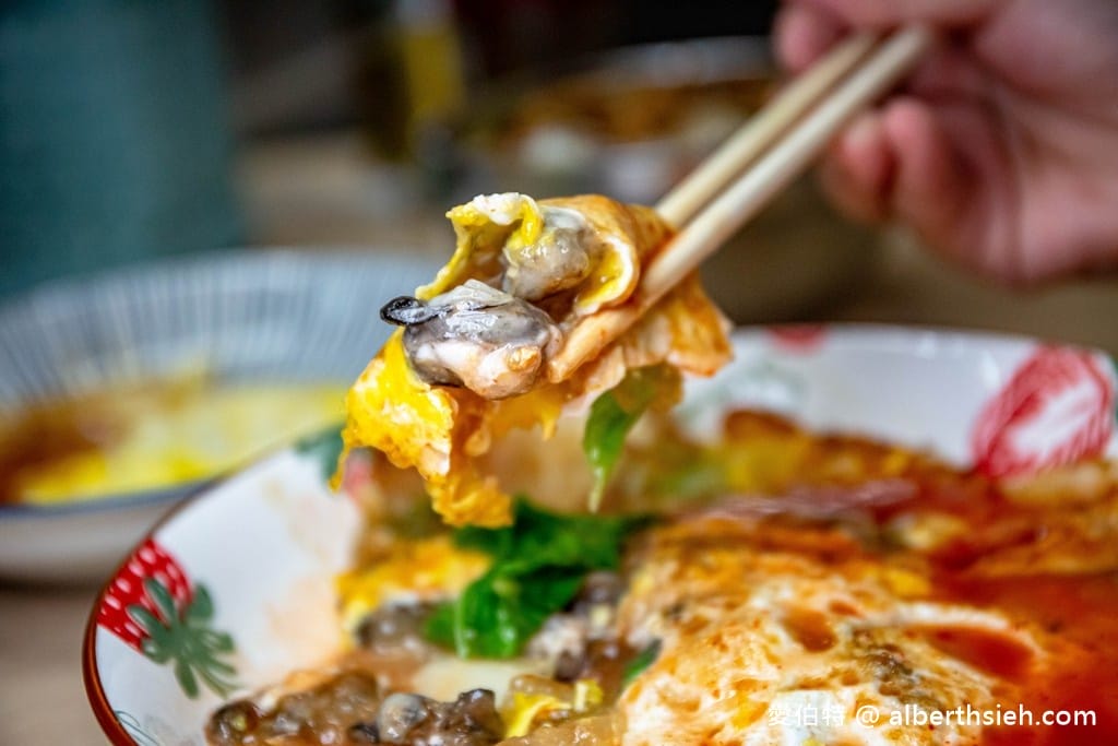 新竹城隍廟美食．香香美食百年老店（蚵仔煎蚵仔的份量多且新鮮，炒米粉肉燥跟蒜泥都很夠味）