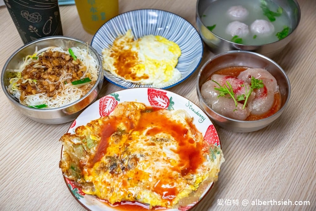 新竹城隍廟美食．香香美食百年老店（蚵仔煎蚵仔的份量多且新鮮，炒米粉肉燥跟蒜泥都很夠味）