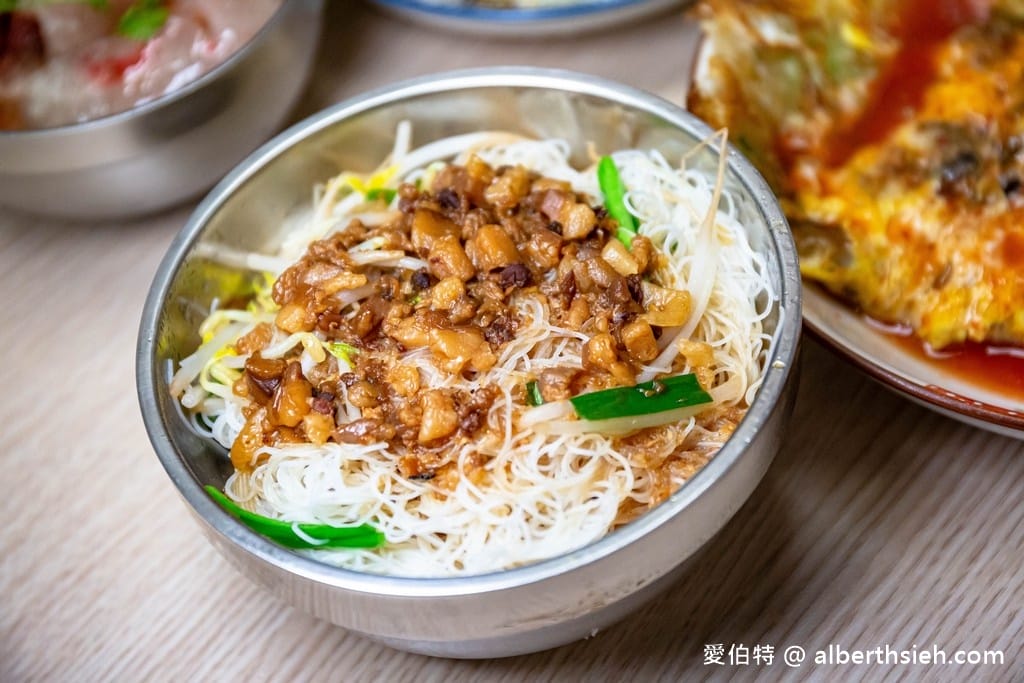 新竹城隍廟美食．香香美食百年老店（蚵仔煎蚵仔的份量多且新鮮，炒米粉肉燥跟蒜泥都很夠味）